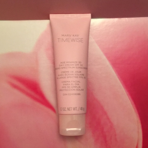 Mary Kay Day Cream SPF 30 (Combination/Oily Skin) - Picture 2 of 4